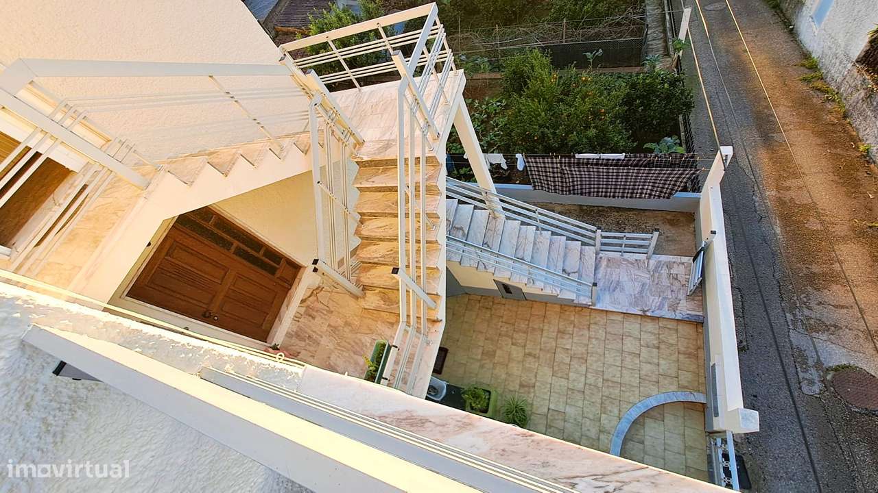 Moradia Bi-Familiar T3, Semi Mobilada - Grande imagem: 2/31