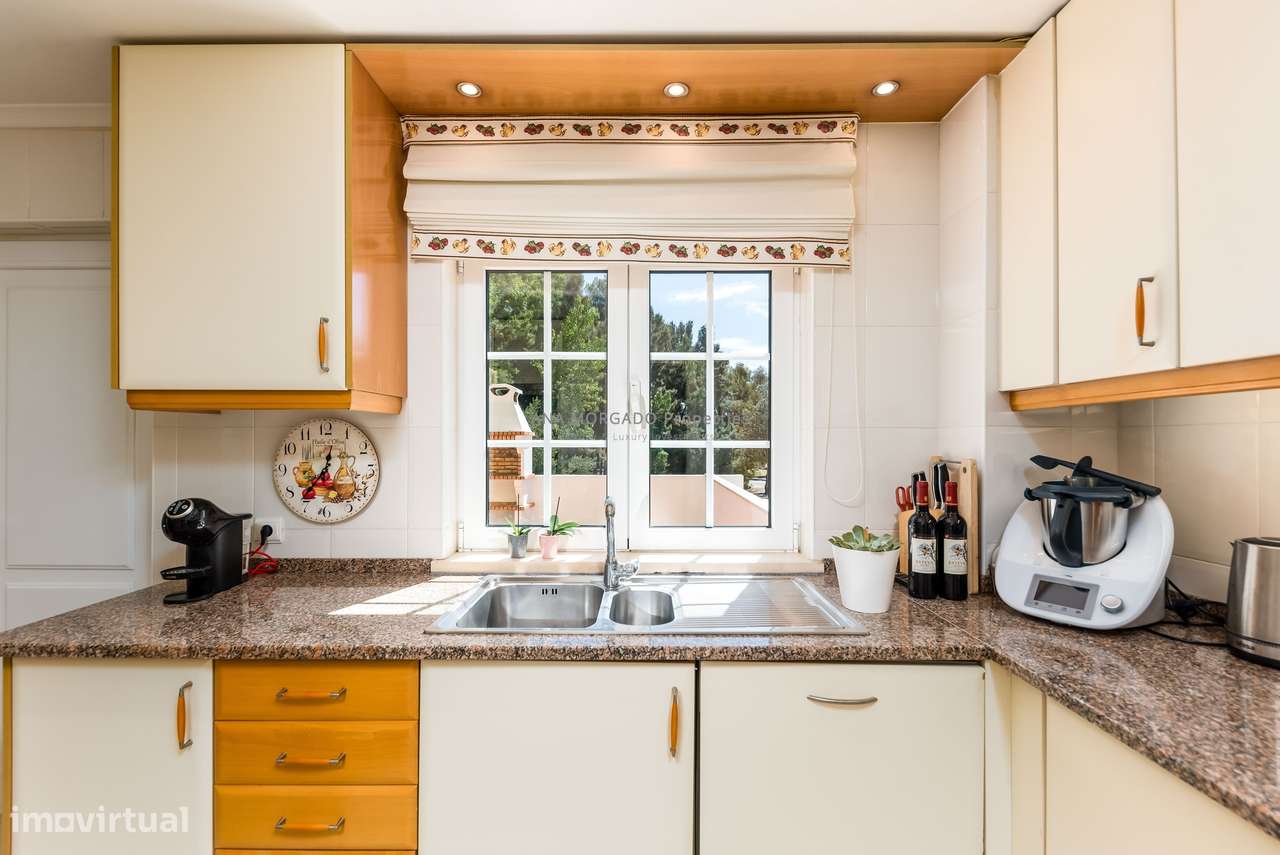 Moradia T4+1 Geminada na Quinta da Beloura — Luminosidade, Conforto e-15