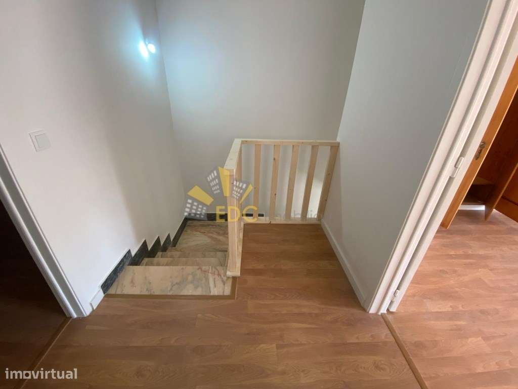 Moradia T3 - Remodelada com 2 frentes no centro de Mem Martins | Nã...-23