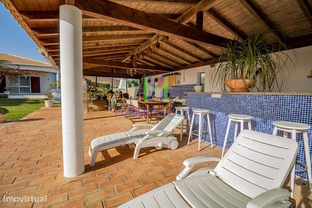 Fantástica Moradia Térrea T3+1, com piscina, grande jardim, e garagem,-10