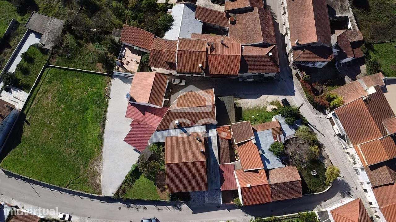 Fantástica moradia de 3 pisos com terreno e anexo no centro da vila de - Grande imagem: 4/35