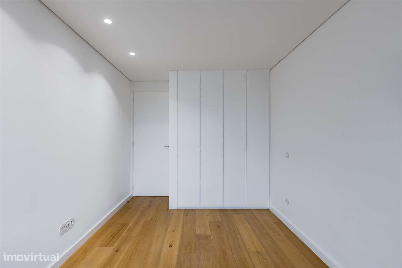 Apartamento T3 Renovado com Varandas na Avenida da Boavista-32