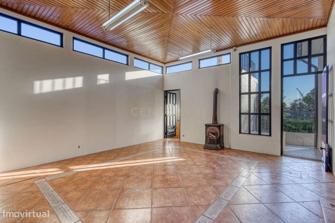 Moradia T3 com 4 frentes e garagem junto a igreja da Santa Rita-45