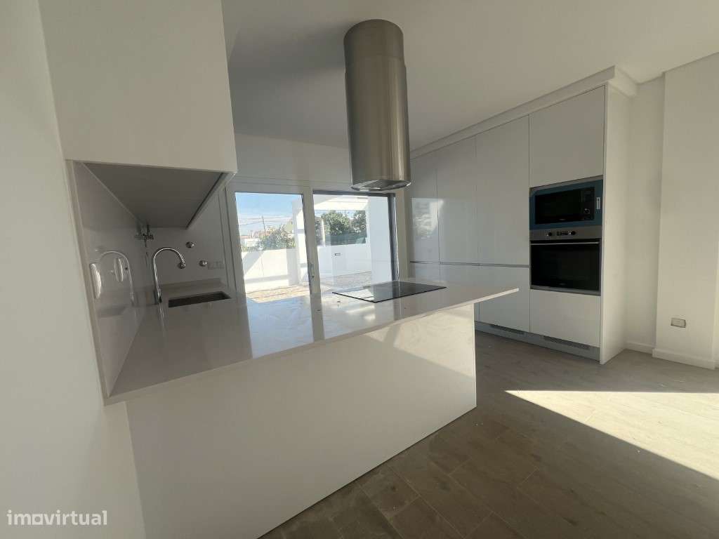 Moradia t4 centro de Fernão Ferro com ótimas áreas - Grande imagem: 4/24