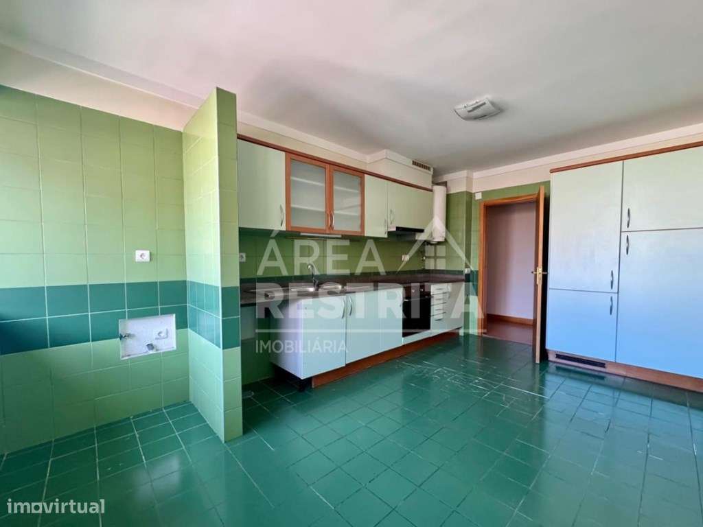 Apartamento T4 com uma área de 213 m², situado em zona central da c... - Grande imagem: 5/16