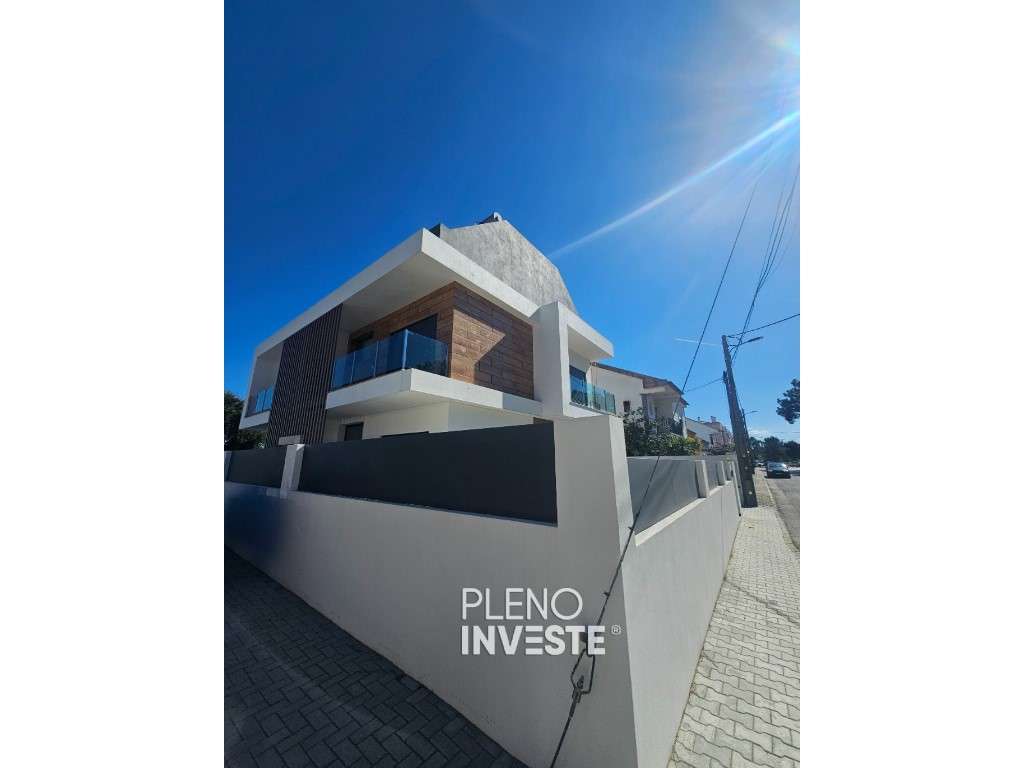 Moradia V3 com piscina Nova construção em Pinhal de Frades-0