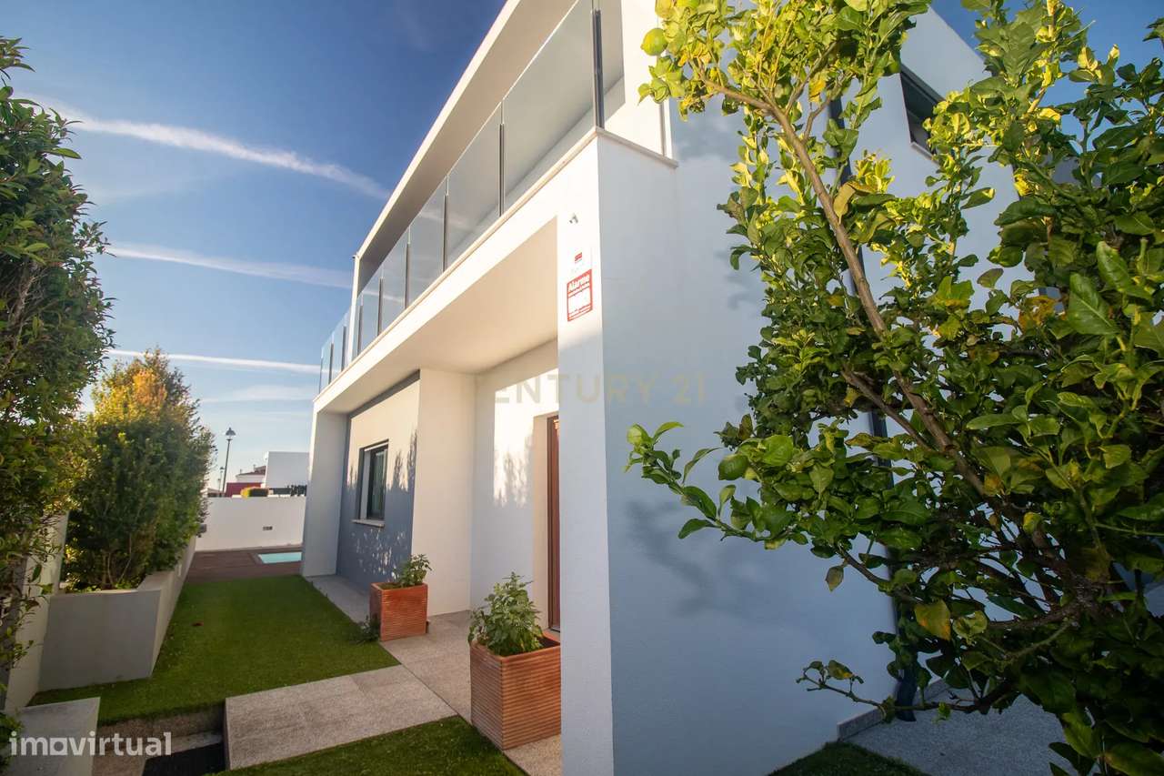 Viva o Luxo à Beira-Mar: Moradia Espetacular T5 com Piscina na Deslumb-58