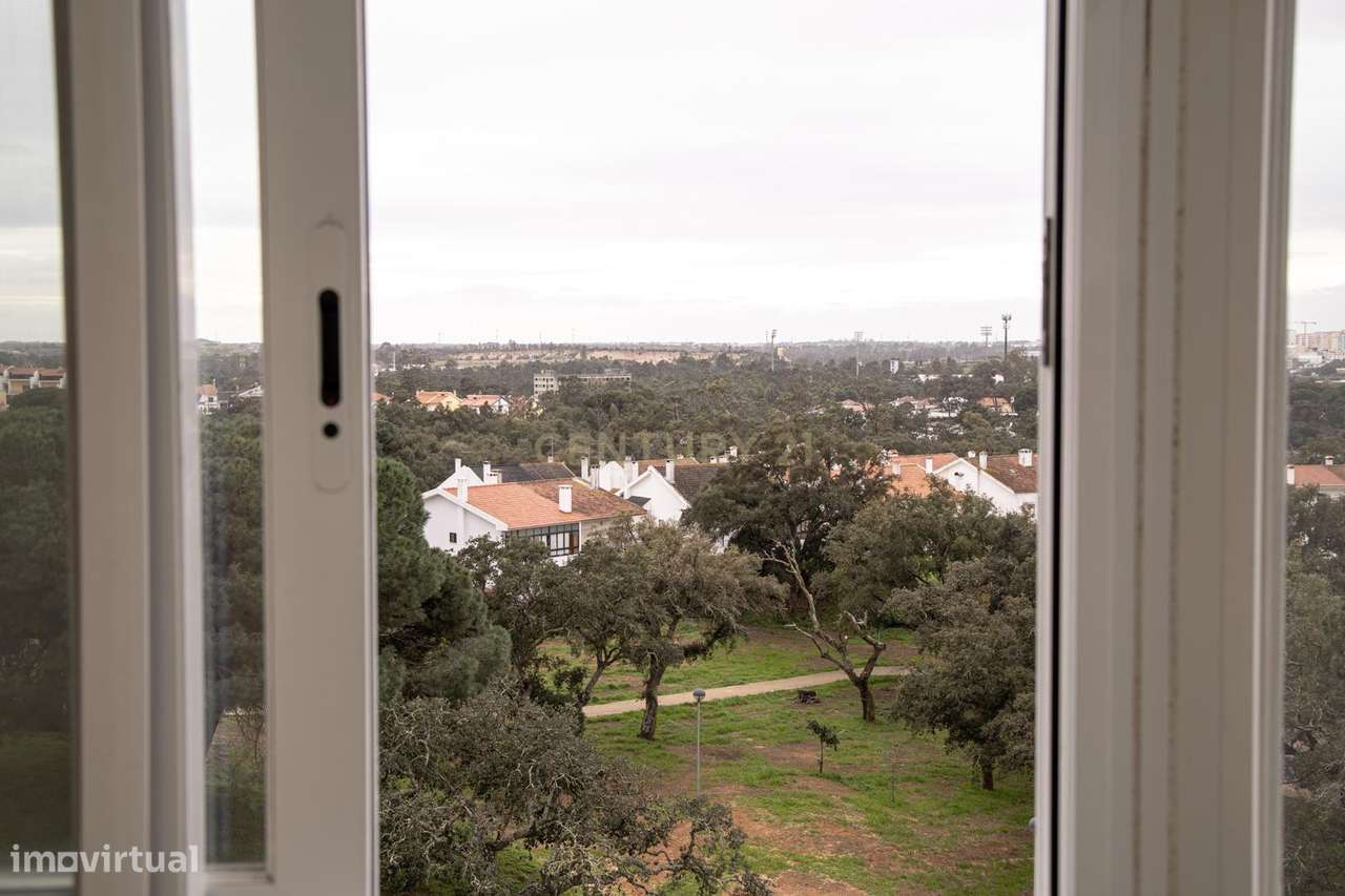Apartamento T2 com Vista Panorâmica em Amora, Seixal-24