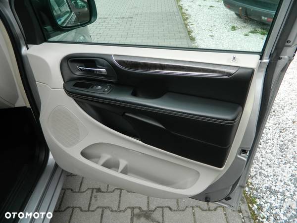 Chrysler Town & Country 3.6 Limited - 19