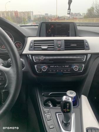 BMW Seria 3 320i - 10