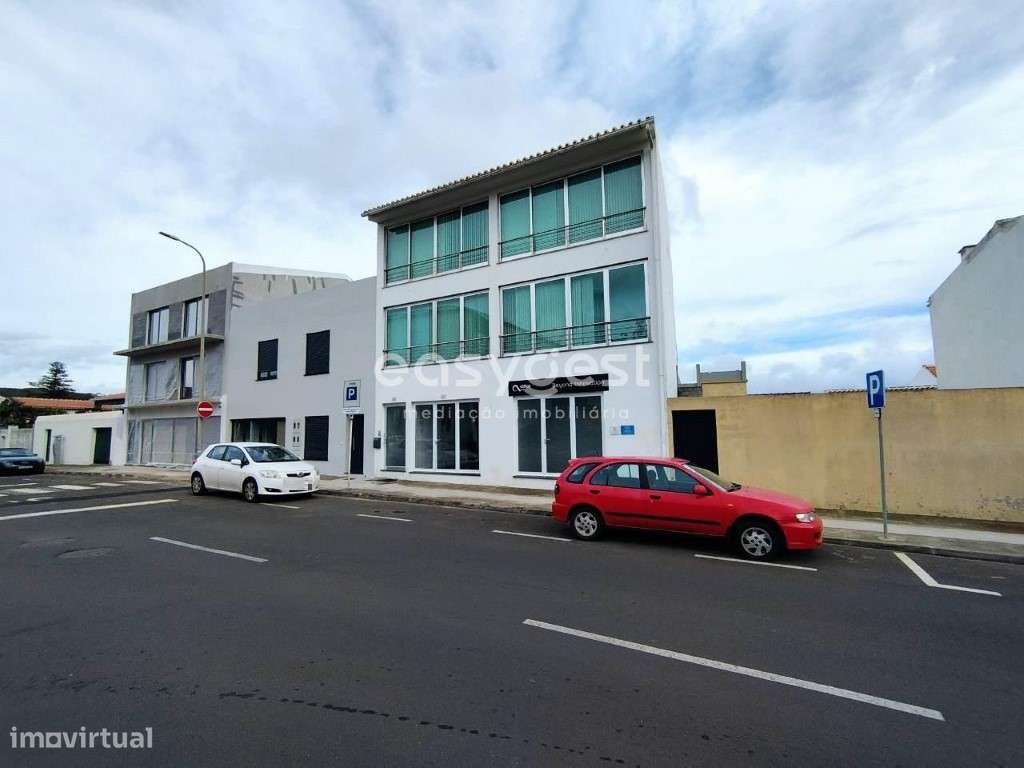 Prédio constituído por Duas lojas e três Apartamentos Praia da Vitória - Grande imagem: 3/40