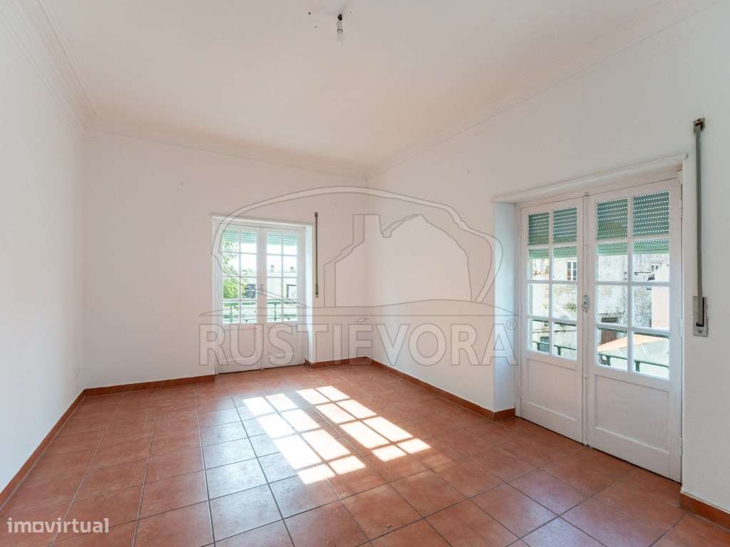 Apartamento T2, 1º andar, cozinha semi-equipada, com muita luminosi... - Grande imagem: 2/13