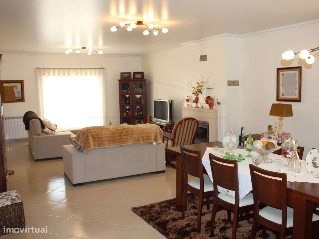 Moradia T5 com grandes áreas em zona muito tranquila de Rio Maior-26