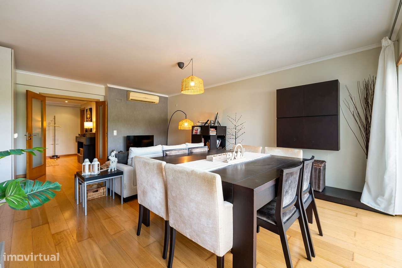 Apartamento T4 com estacionamento, Carnaxide, Oeiras-1