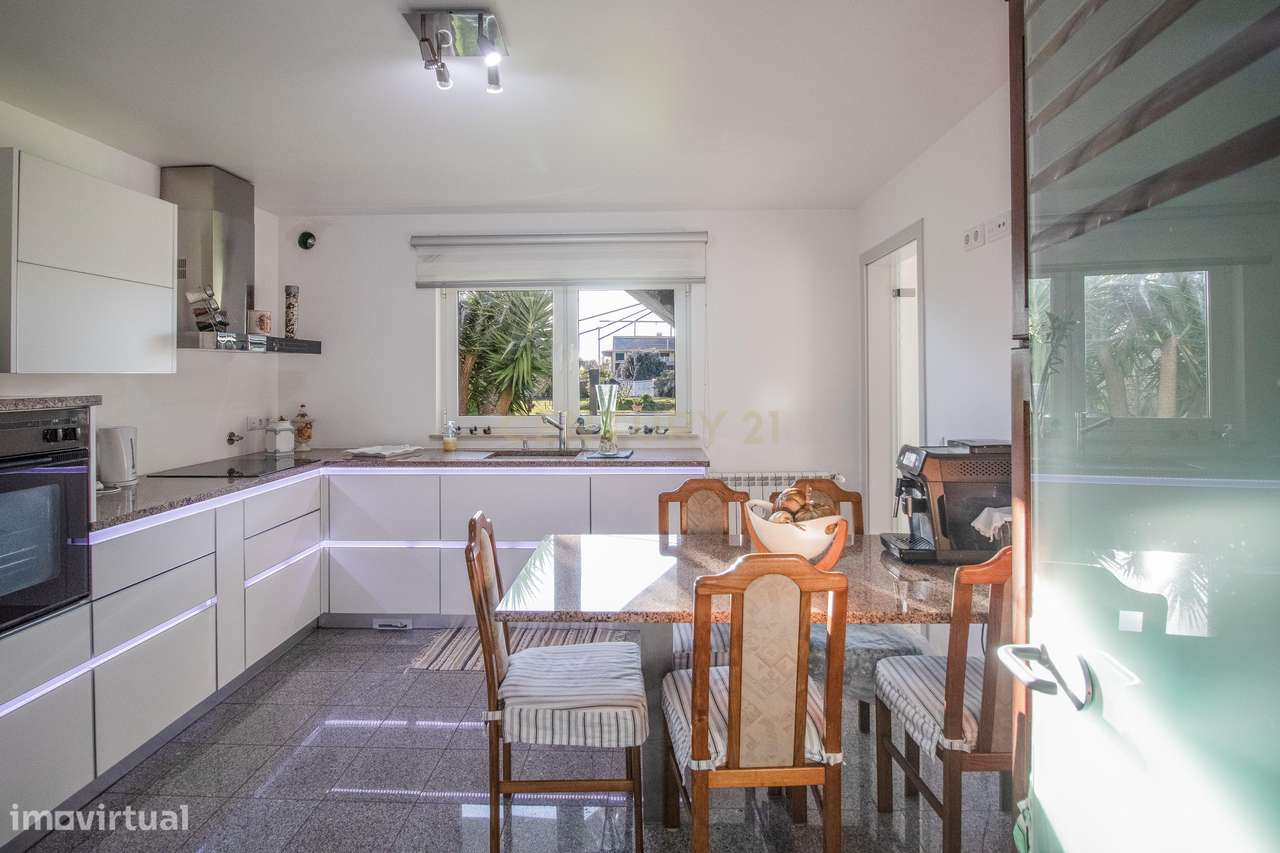 Moradia com piscina, terreno e anexos em Vieira de Leiria e a 2km da p-21