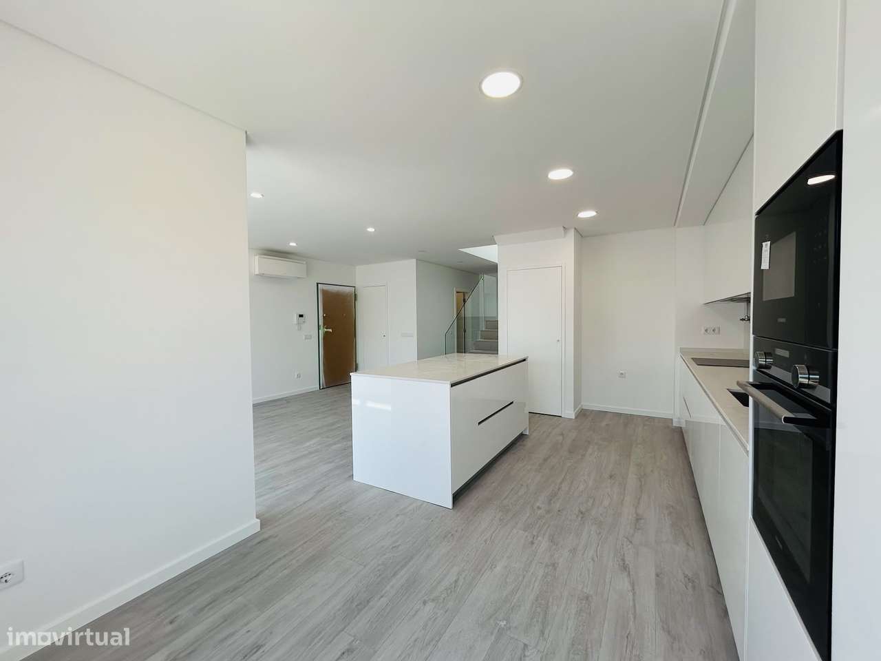 Moderno T4 Duplex com Terraço e Garagem-1