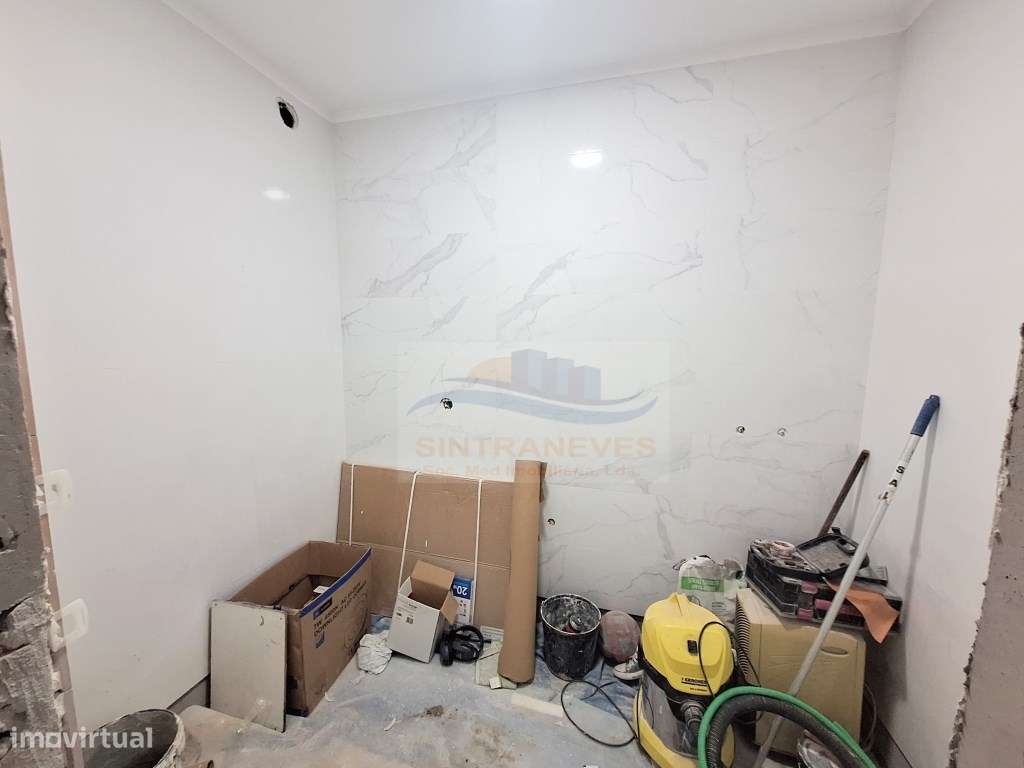 T2 em remodelação total, edifício e fracções como novos.-13