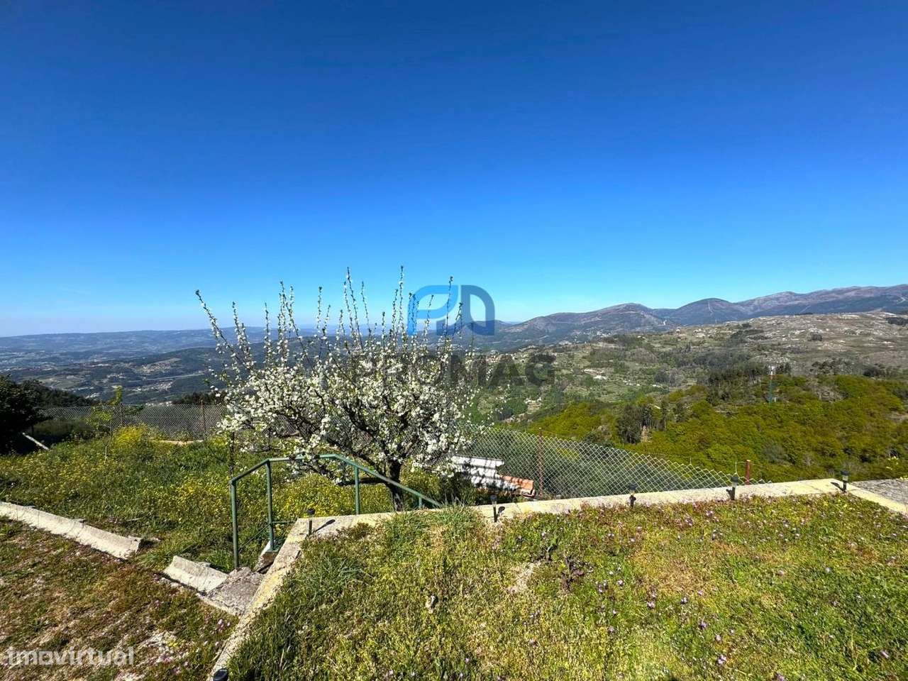 Moradia com excelente área, piscina e plena privacidade - Grande imagem: 4/45