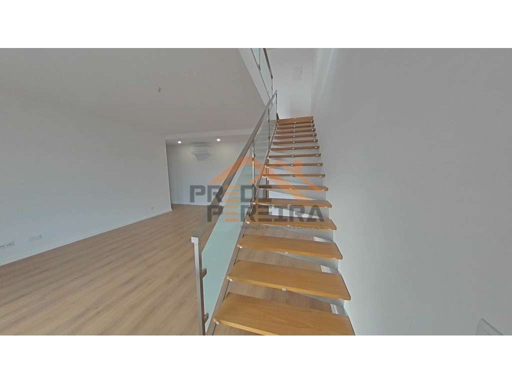 Penthouse T3+1 , nova, com varanda, terraço, box para quatro carros... - Grande imagem: 5/44