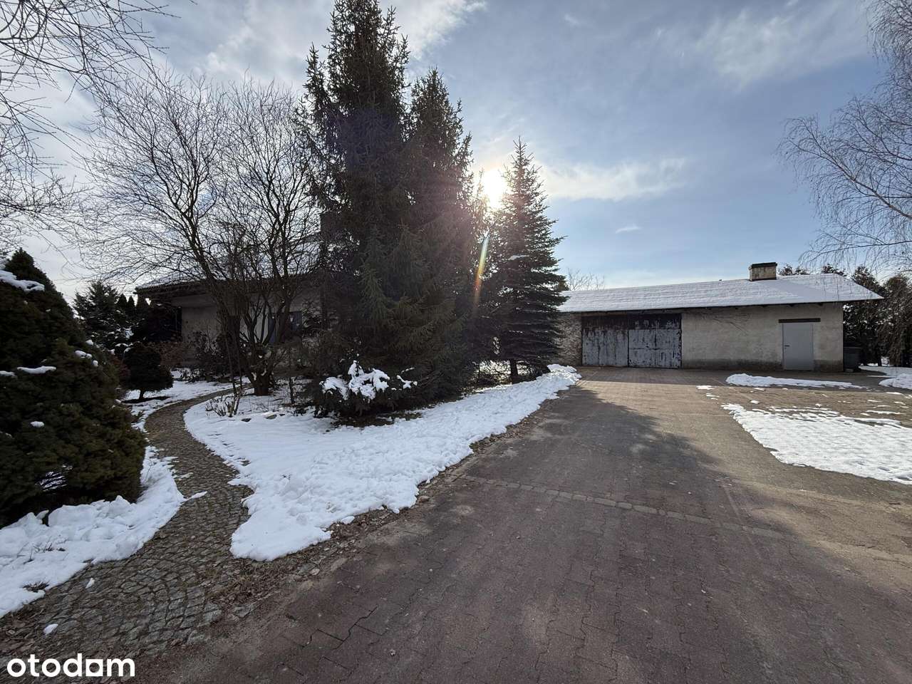 Dom z klimatem na wyjątkowo prywatnej działce z dużym osobnym garażem-1