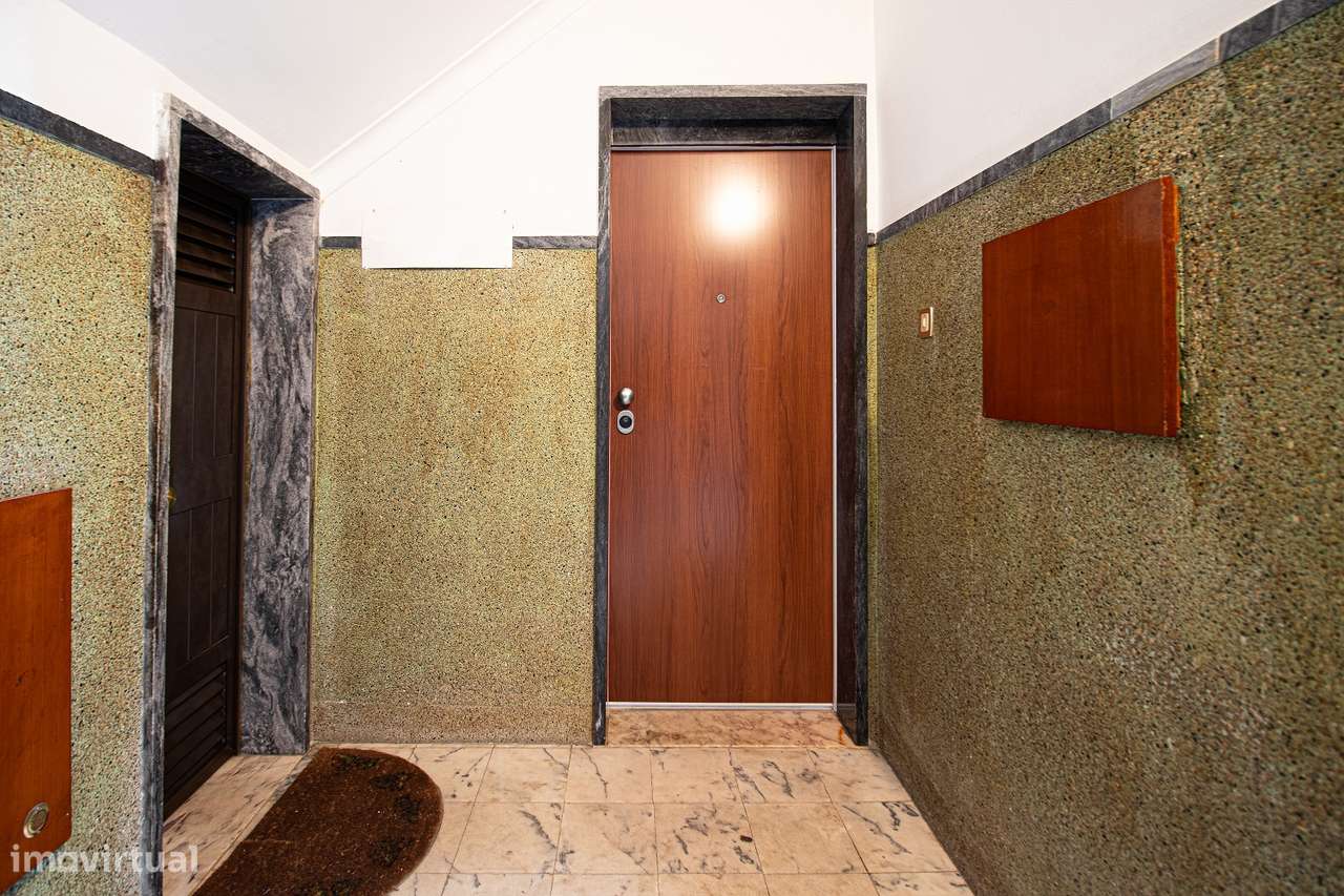 Apartamento T2 com garagem na Amora-14