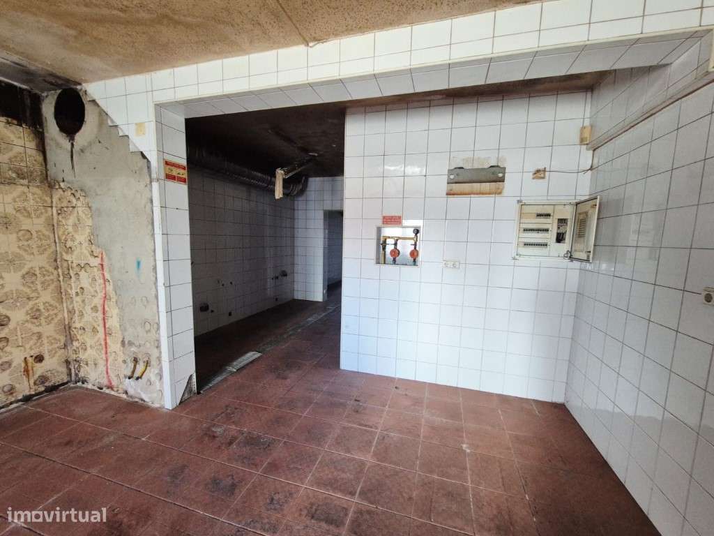 Edifício no centro de Milfontes-9