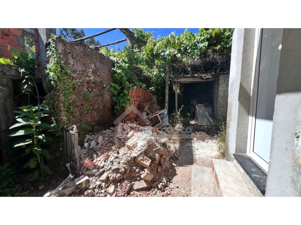 Moradia T2+1 Renovada com Logradouro em Castanheira de Pêra-10