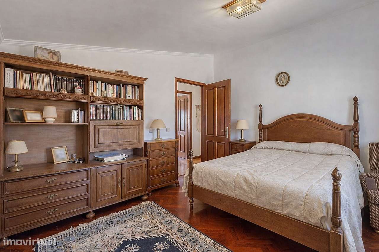 Moradia T5 em S. Félix da Marinha com garagem próximo da praia-16