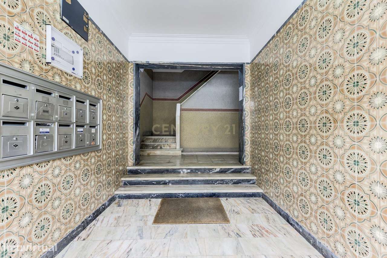 Apartamento T2 com Excelentes áeas | Para Remodelação-16