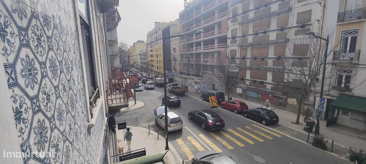 Apartamento T3 com varanda em Avenidas Novas, para remodelação total.-40