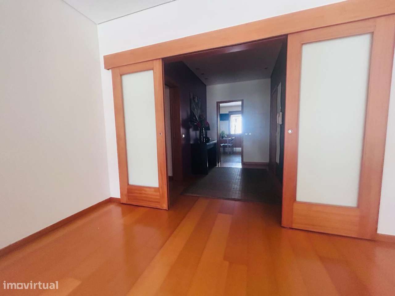 T2 com Terraço Excelente Localização – Junto ao Metro - Grande imagem: 5/27