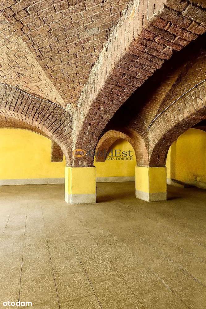 Nieruchomość do remontu w centrum, na parterze!-1