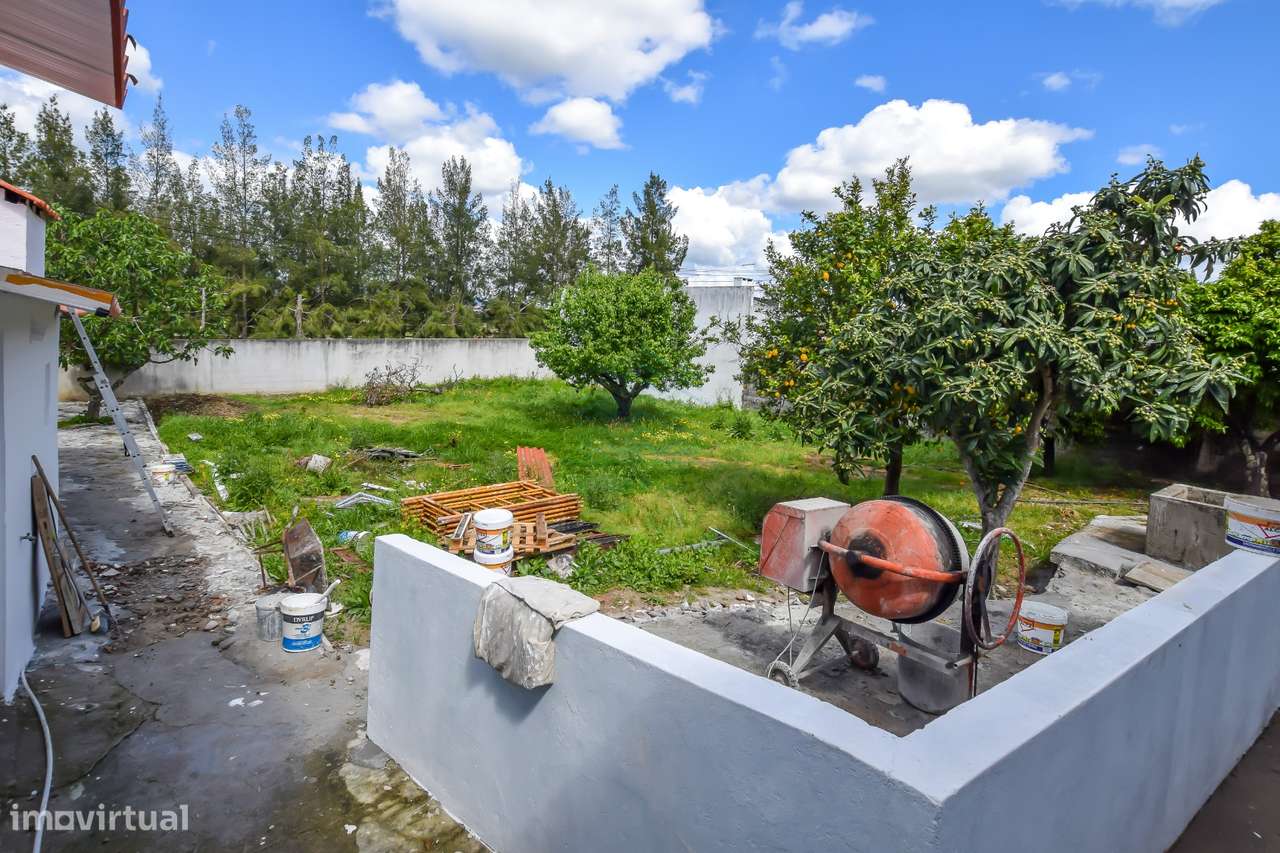 Moradia T3 remodelada com Anexos, Garagem e Poço.-38