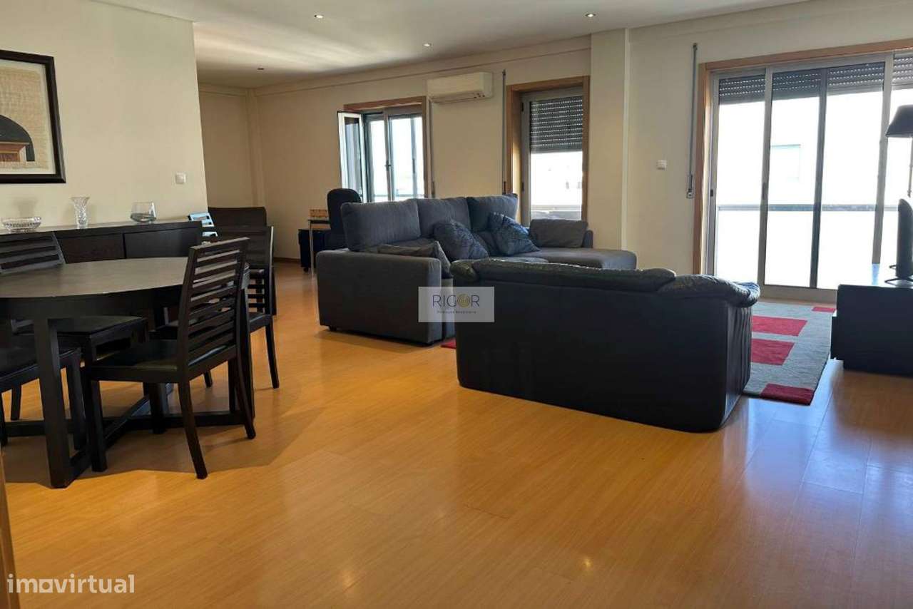 Apartamento T3 no último piso com 2 frentes de orientação na Cidade da-0
