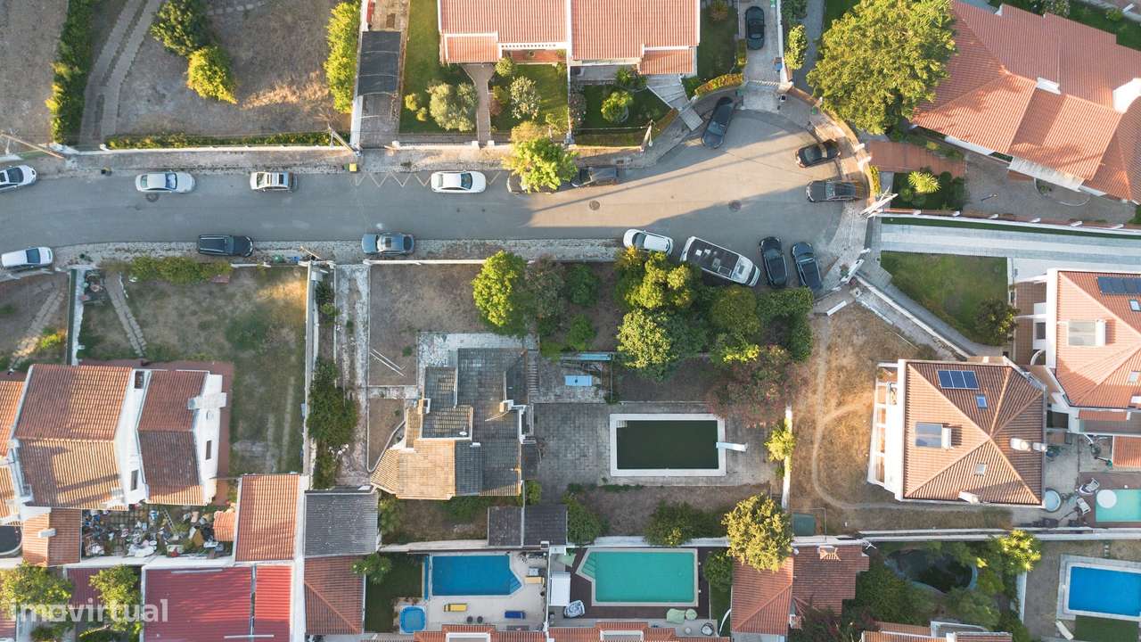Moradia para Remodelar em Terreno de 1.000m² na Prestigiada Zona da Ma-11