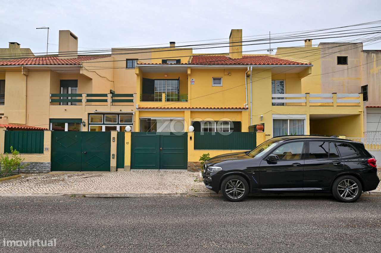 Moradia T3 + 1 remodelada, na Aldeia de Juso (Bairro Chesol)-36