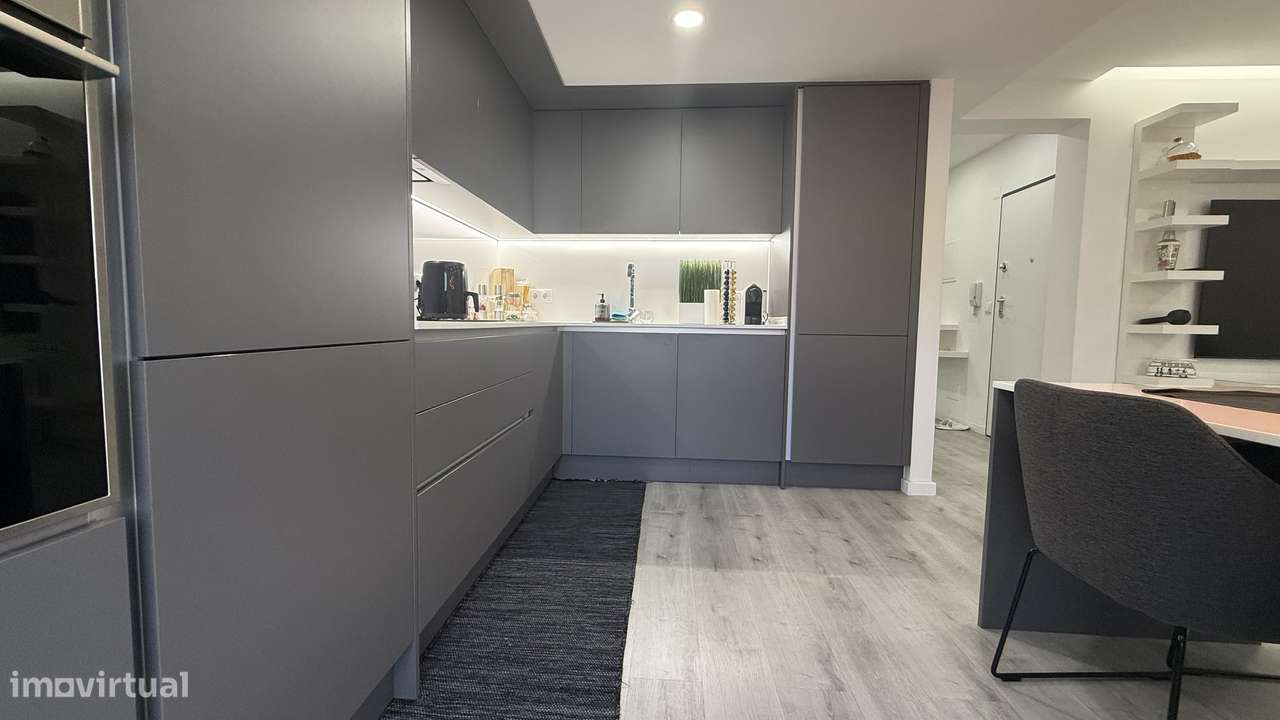 Apartamento T2 Totalmente Remodelado com Suite e Varanda-5