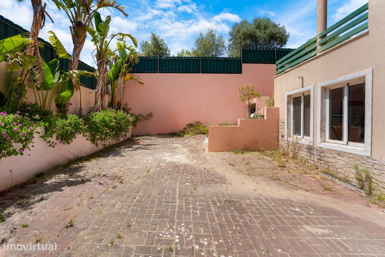 Moradia T4+1 com piscina e jardim, no Murganhal, Caxias-41