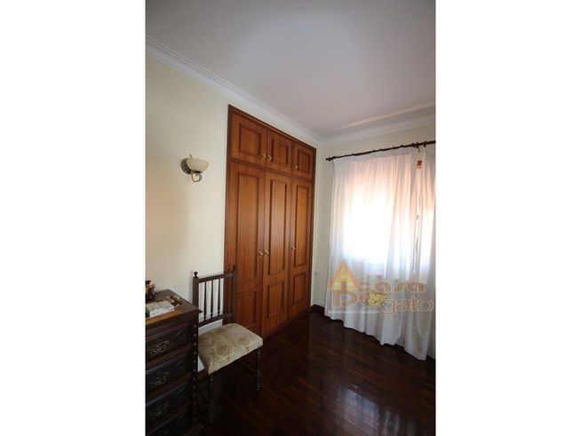 Moradia de 3 frentes com excelente luminosidade-12