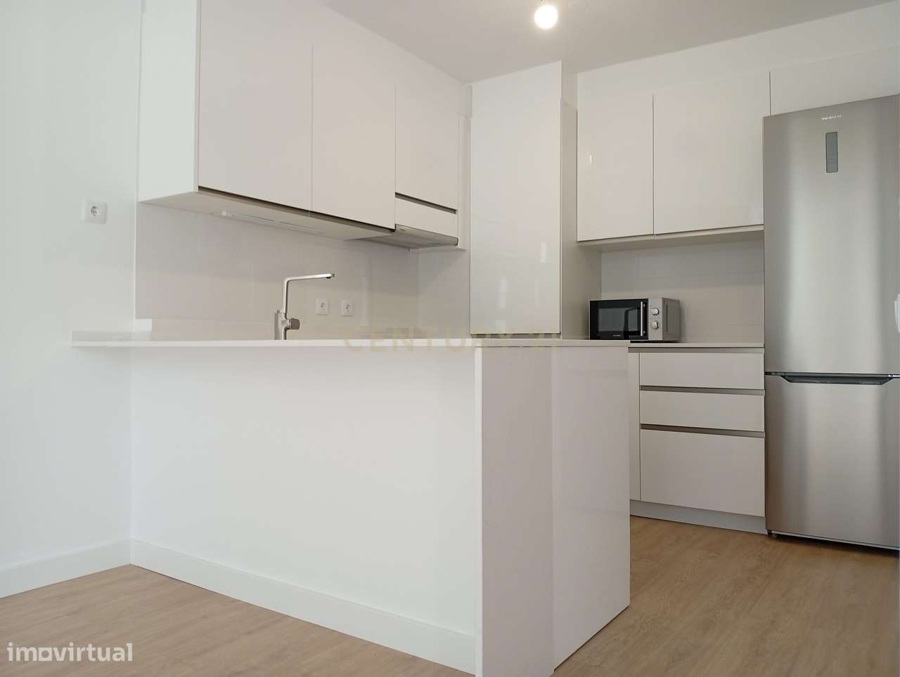 Apartamento T2 completamente remodelado na prestigiada e tranquila zon-11