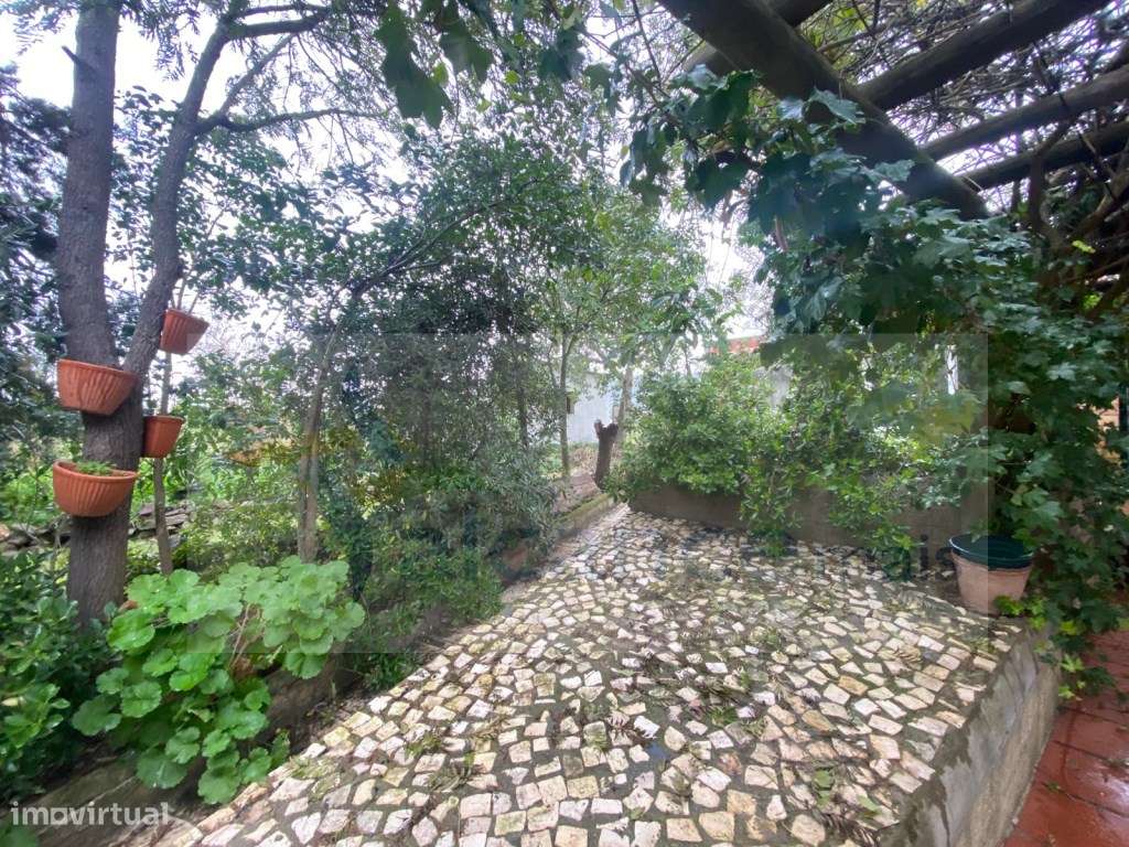 Quintinha de charme com 1,7 ha, capela privada e abundância de água...-7