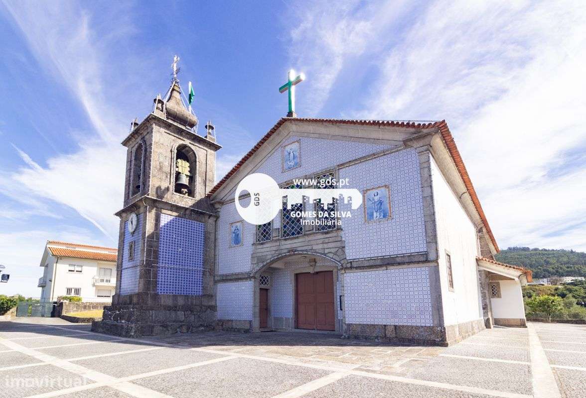 Moradia tri-familiar em ruína com afetação de comércio e habitação-22