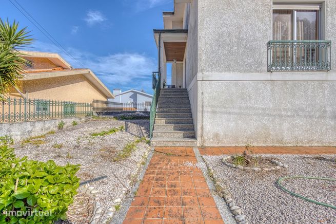 Moradia T5 em S. Félix da Marinha com garagem próximo da praia-2