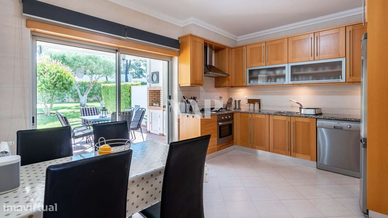 Moradia V3+2 em Condomínio Fechado com Vista Mar em Vilamoura-2