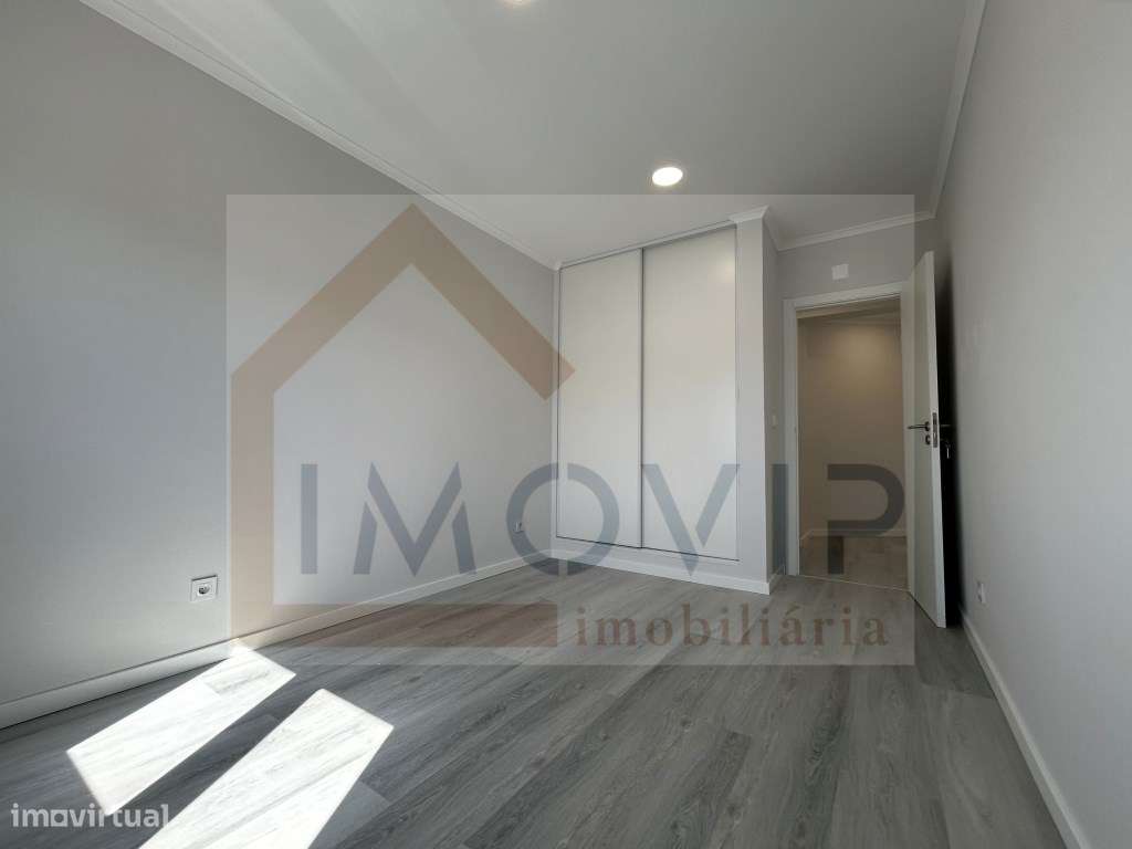 Apartamento T4 Totalmente Remodelado na Amora-9