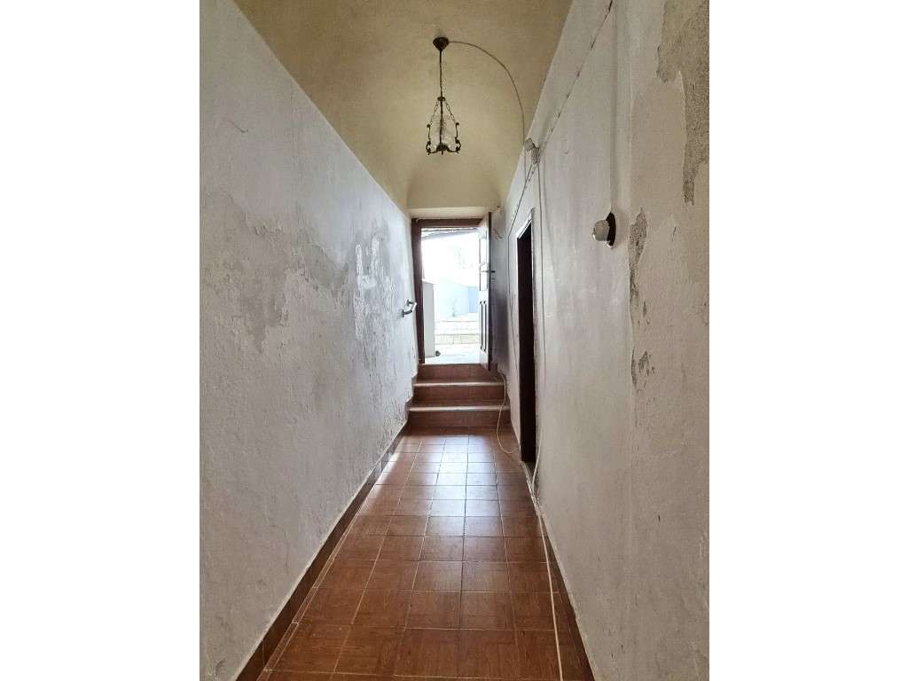 Moradia T1+1 com quintal na Vila de Redondo (Évora)-3