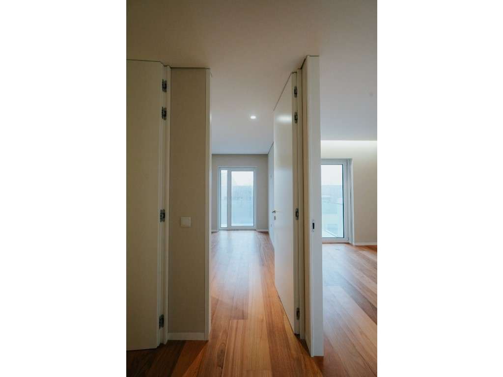 Apartamento T4 novo, a 300 metros da praia, com varanda e lugar de ... - Grande imagem: 5/42