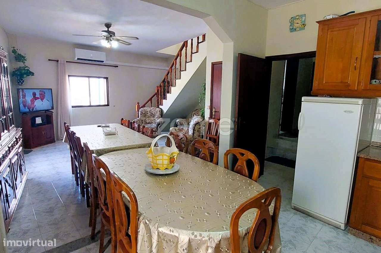 Moradia T3 em Cimo de Vila da Castanheira-2