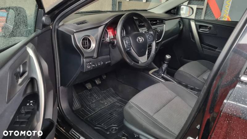 Toyota Avensis Combi 1.6 Comfort - 8
