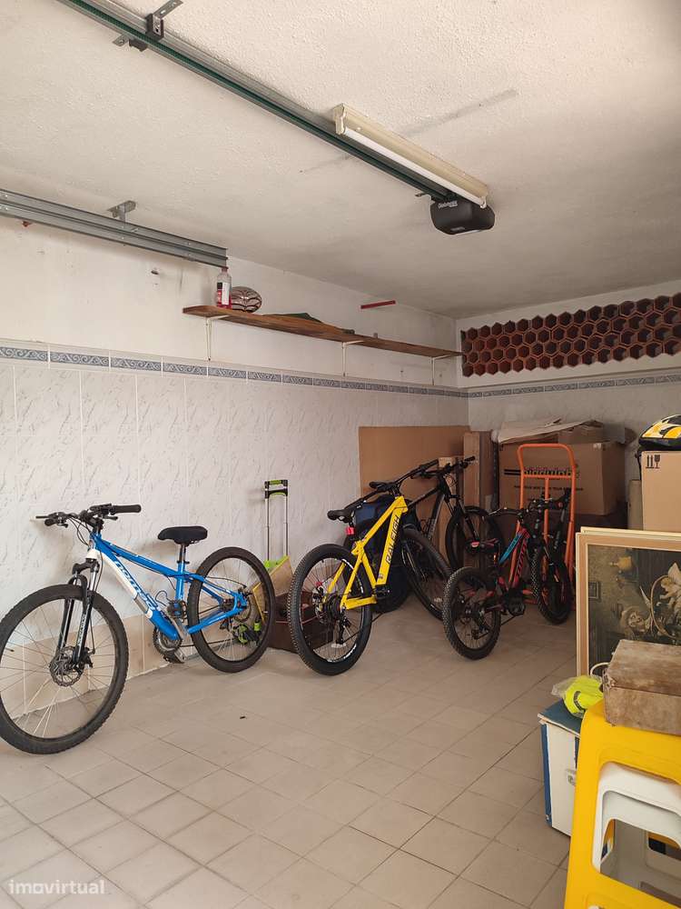 Moradia térrea com 4 frentes, garagem, anexos, jardim e bons acessos-52